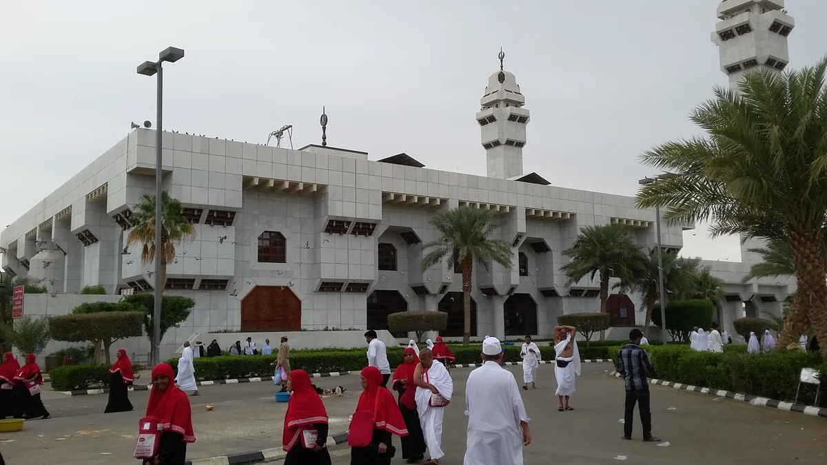 Pilgrims outside Masjid Aisha at at-Tan'im in Makkah